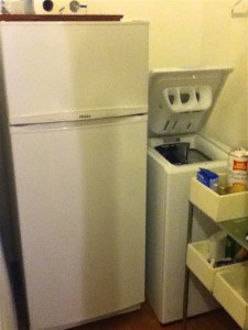 A stand-up fridge! That's the washing machine to the right, a top loading drum washer never seen in the U.S.