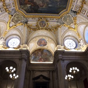 madrid-palace-entrnace-ceiling